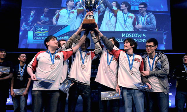 Royal Never Give Up 夏季赛选手队伍化妆照片：永不放弃！