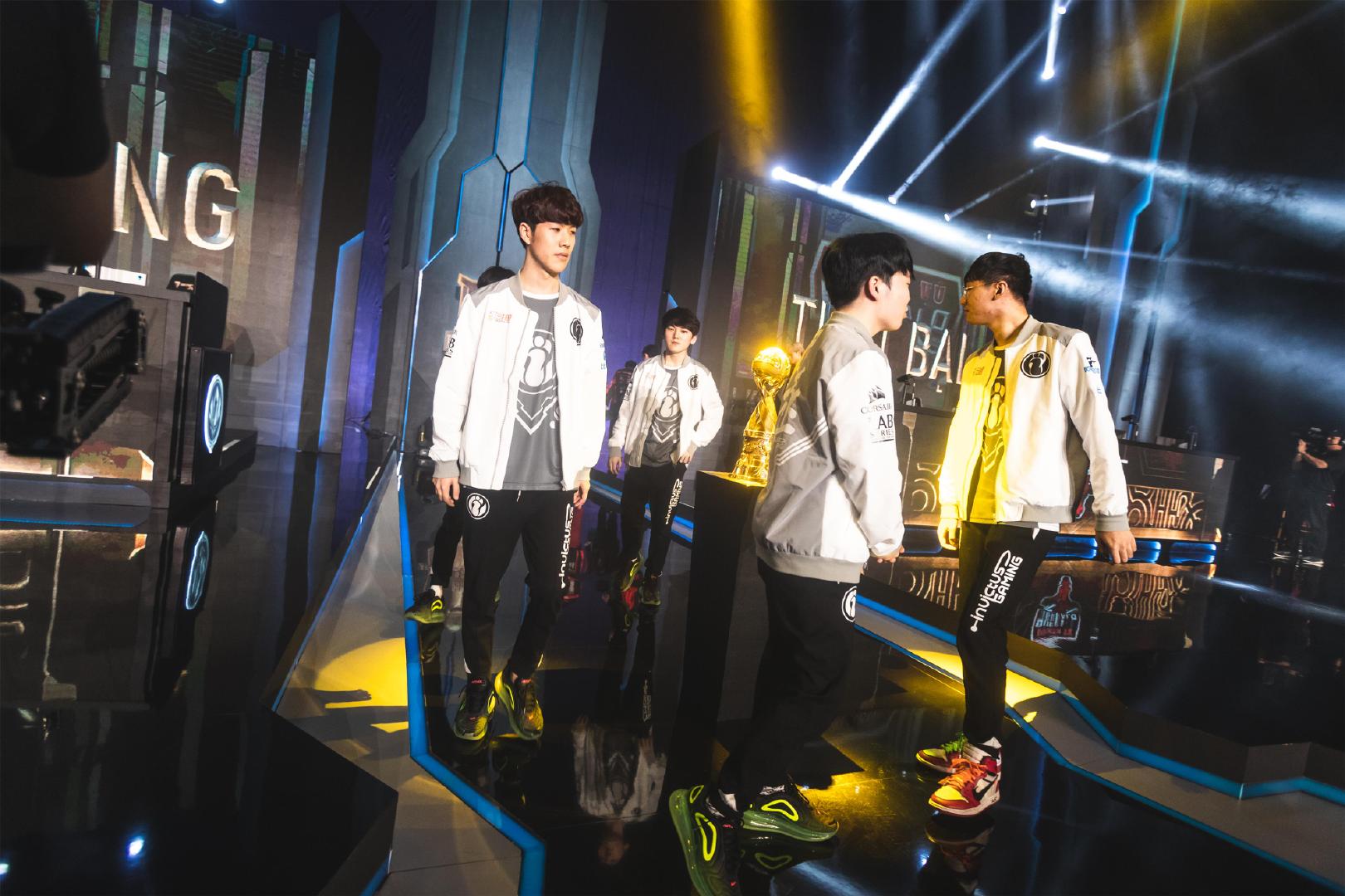 S赛小组赛首轮战罢，三队没输过两人没阵亡